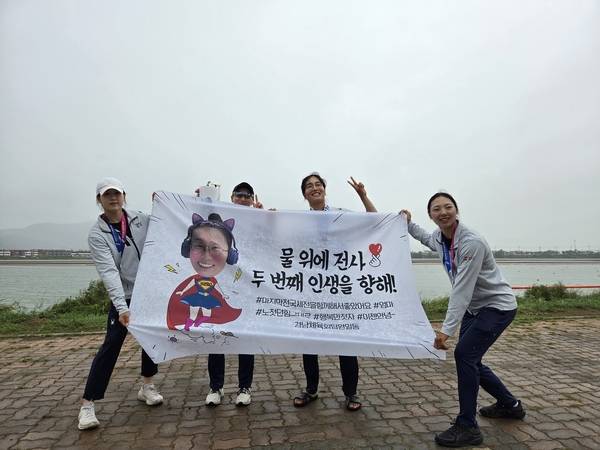 경남체육회 카누팀 전유라(왼쪽 둘째)가 28일 전국체육대회를 마친 뒤 동료들과 은퇴 기념 촬영을 하고 있다. /박신 기자