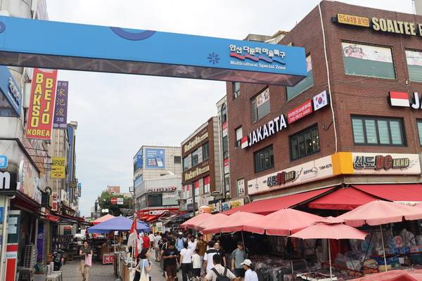 안산시 단원구 원곡동 다문화마을 특구. 다양한 언어로 쓰인 간판이 눈길이 끈다. /조재영 기자