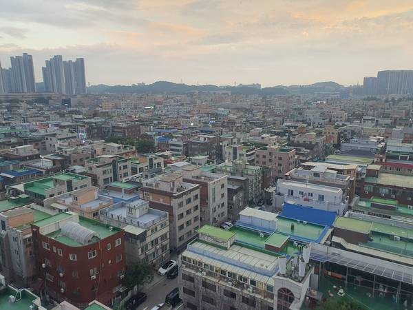 안산시 단원구 원곡동 다문화마을특구 일대. 주거비가 싼 구도심 지역에 외국인노동자들이 모여살기 시작하면서 다문화마을이 형성됐다. /조재영 기자