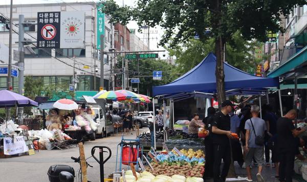 안산 다문화마을특구 중 특화거리로 지정된 다문화음식거리는 365일 차없는 거리로 운영된다. 차량 진입 금지를 알리는 간판이 보인다. /조재영 기자