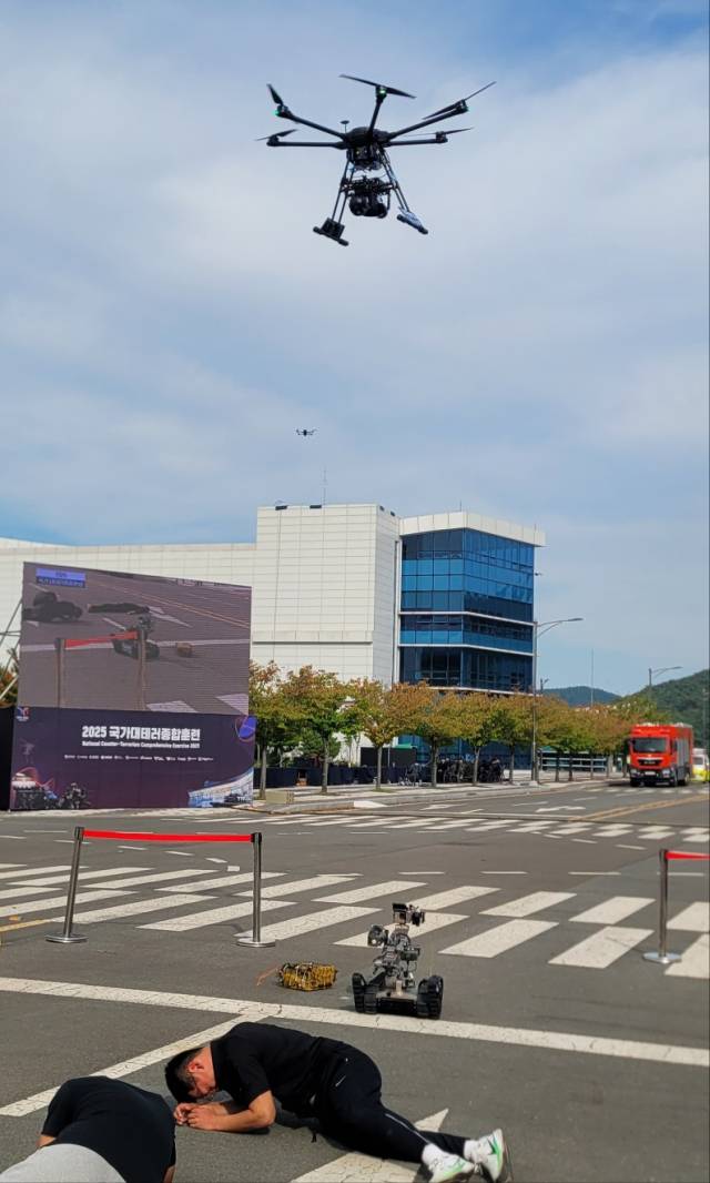 드론을 이용한 화생방 테러가 발생해 대응단이 로봇 등을 통해 상황 파악에 나섰다. 박승혁 기자