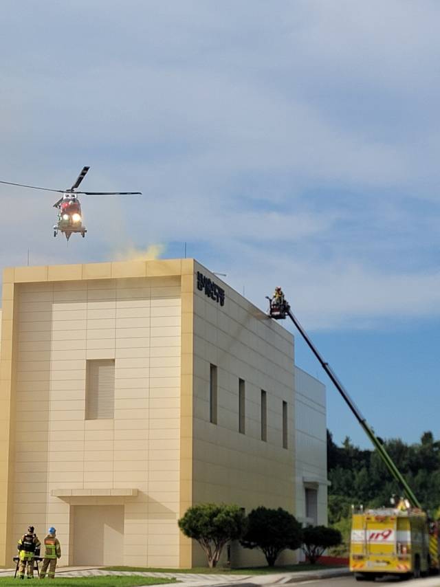 주요 외빈이 묵는 호텔에서 화재가 발생해 소방당국이 대응하고 있다. 박승혁 기자