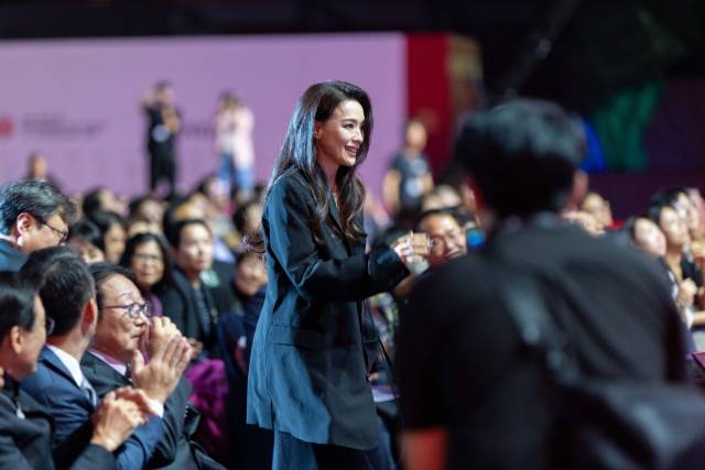 지난 26일 오후 부산 해운대구 영화의전당 야외무대에서 열린 제30회 부산국제영화제 폐막식에서 첫 연출작 '소녀'로 경쟁부문 '부산 어워드' 감독상 수상자로 발표된 서기가 참석자들의 축하를 받으며 무대로 오르고 있다. BIFF 제공