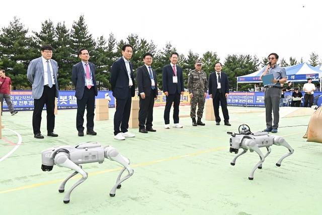 경북도와 구미시가 24~26일 구미코에서 공동 주최한 2025 항공방위물류박람회(GADLEX)가 성공적으로 막을 내렸다. 군사적 활용 분야(4개 종목)와 스포츠 참여형 분야(3개 종목) 등 7개 종목에 군인부 20개 팀 75명, 일반부 48개 팀 128명이 참여해 창의적 기술력과 뛰어난 실력을 겨루며 드론봇 분야의 무한한 가능성을 증명했다. 구미시 제공