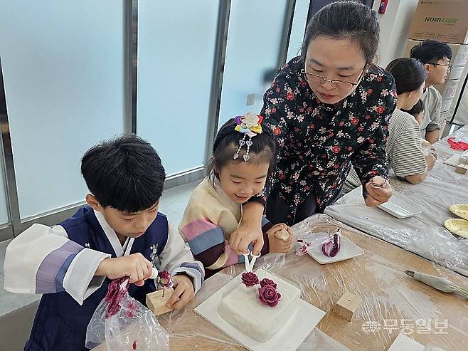27일 오전 광주 광산구 송정동 광산구가족센터에서 추석맞이 문화 다양성 공유 포럼 '한가위 한마당'이 열린 가운데 어린이들이 '꽃 설기 만들기' 체험을 하고 있다. 강주비 기자