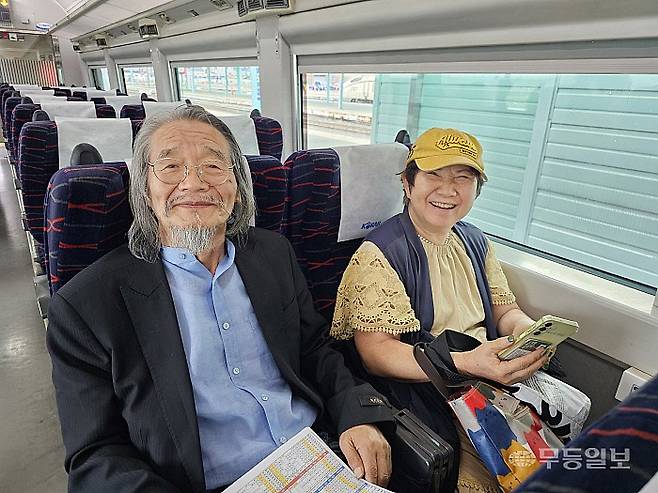 해남에서 목포로 출퇴근하는 민경대(75·왼쪽), 김정희(73) 씨. 직장동료인 두 사람은 "23년 전에 첫 삽을 떴던 목포-보성선이 이제야 완공이 돼 속이 후련하다"며 웃어 보였다.최류빈기자 rubi@mdilbo.com