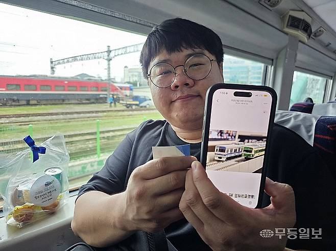 8년간 종이로 기차 모형을 만들어 온 '철덕(철도 덕후·마니아)' 이도현(32) 씨는 목포-신보성선 첫 기차를 타기 위해 전날 새벽 서울에서 목포로 내려왔다. 최류빈기자 rubi@mdilbo.com