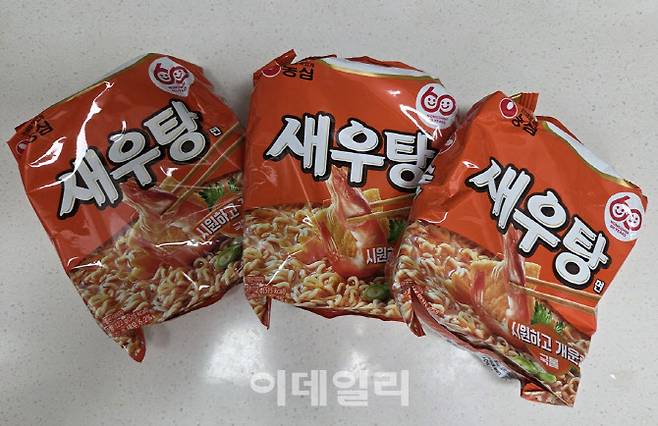 1989년생 컵라면의 봉지 진화 버전. 최근 정식 출시된 농심 새우탕면 (사진=한전진 기자)