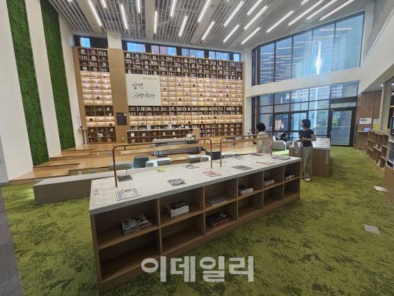 서울 강동구 강동숲속도서관 과학자의 서재(사진=이영민 기자)