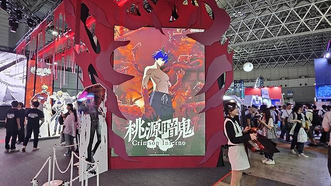 - 부스 앞에서 사진을 찍는 관람객들이 많다&nbsp;