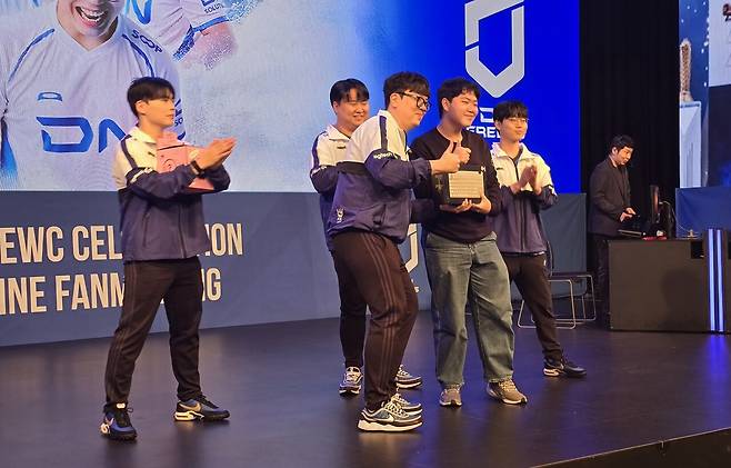 - 기념 사진도 빼먹지 않은 선수들