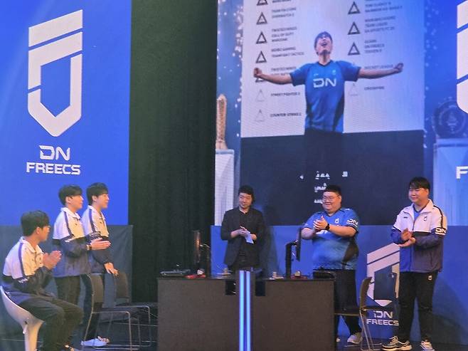 - DNF FC 온라인 팀 멤버들과의 팀전에서는...