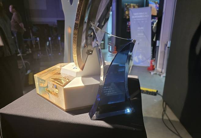 - 울산에게 지급된 서수길 대표의 상패