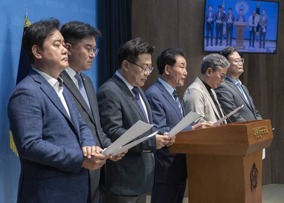 더불어민주당 국토교통위원회 소속 의원들이 28일 국회에서 국민의힘 김정재 의원의 사퇴를 촉구하는 성명을 발표하고 있다. 〈사진=연합뉴스〉