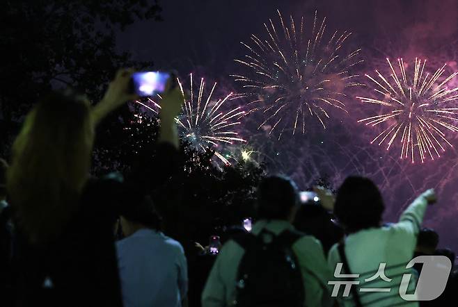 27일 서울 여의도 한강공원 일대에서 열린 '2025 서울세계불꽃축제'에서 시민들이 화려한 불꽃쇼를 보고 있다. 2025.9.27/뉴스1 ⓒ News1 김민지 기자