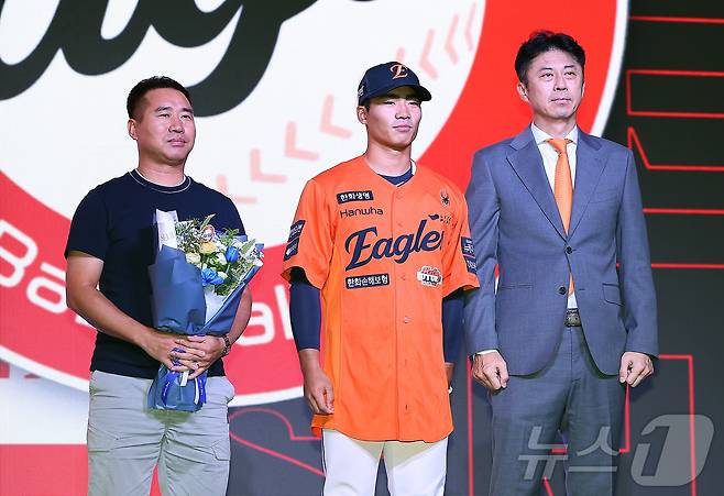 손혁 한화 이글스 단장(오른쪽)과 2026 프로야구 신인 드래프트 1라운드 전체 3순위로 지명된 오재원(가운데). 2025.9.17/뉴스1 ⓒ News1 김진환 기자