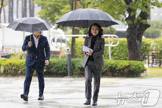 이진숙 방송통신위원장이 방송미디어통신위원회 설치법 통과에 따른 입장을 밝히기 위해 28일 서울 여의도 국회 소통관에 들어서고 있다. 2025.9.28/뉴스1 ⓒ News1 유승관 기자