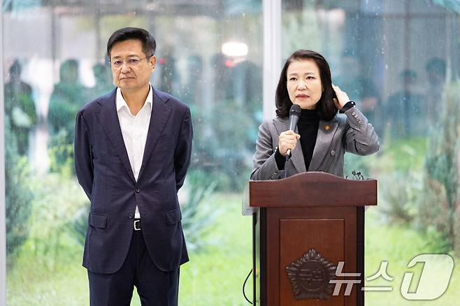 이진숙 방송통신위원장이 28일 서울 여의도 국회 소통관에서 기자회견을 열고 방송미디어통신위원회 설치법 통과에 따른 입장을 밝힌 후 취재진 질문에 답하고 있다. 왼쪽은 김장겸 국민의힘 의원. 2025.9.28/뉴스1 ⓒ News1 유승관 기자