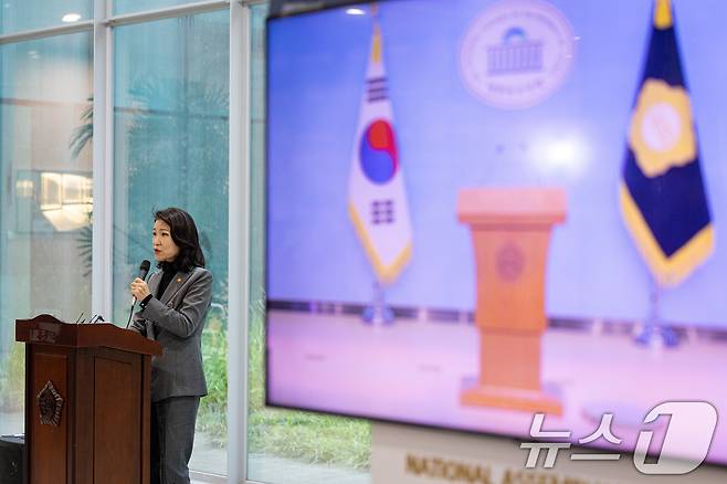 이진숙 방송통신위원장이 28일 서울 여의도 국회 소통관에서 기자회견을 열고 방송미디어통신위원회 설치법 통과에 따른 입장을 밝히고 있다. 김장겸 의원 측은 주말 소통관 기자회견 사용은 의원만 가능하다는 규정에 따라 이진숙 방통위원장의 기자회견장 출입이 거절됐다고 밝혔다. 2025.9.28/뉴스1 ⓒ News1 유승관 기자