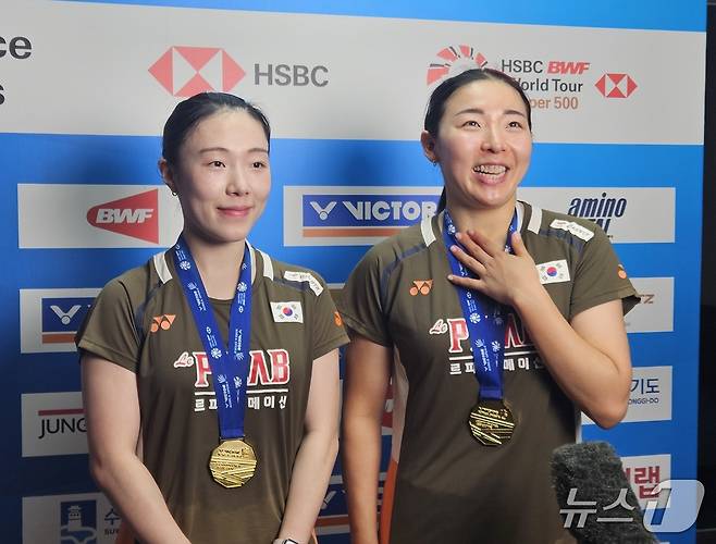 코리아오픈 여자 복식 정상에 오른 김혜정(왼쪽)과 공희용. /뉴스1 ⓒ 뉴스1 김도용 기자