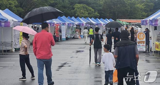 전주드론축구월드컵 마지막 날인 28일 전주월드컵경기장 광장 일대에서 관람객들이 푸드트럭과 체험부스를 돌아다니고 있다. 2025.9.28/뉴스1 신준수 기자