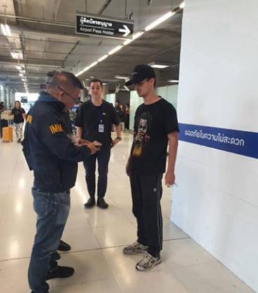 지난 25일 태국 수완나폼 공항에서 러시아 국적의 게오르기(25)가 체포되는 모습. 게오르기는 24일 푸껫의 우회도로를 주행 중인 픽업트럭 적재함에서 한 여성과 성관계를 가진 혐의를 받는다. (사진=방콕포스트 갈무리)