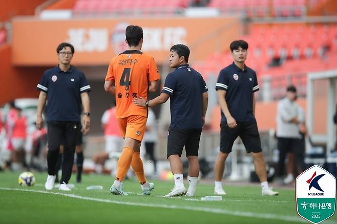 불필요한 파울로 퇴장 당하는 제주 SK 수비수 송주훈(한국프로축구연맹 제공)