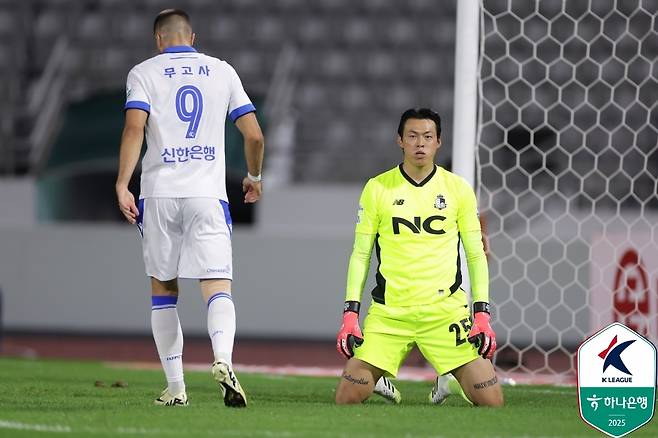 인천 유나이티드 공격수 무고사(왼쪽)와 서울이랜드FC 골키퍼 구성윤. (한국프로축구연맹 제공)