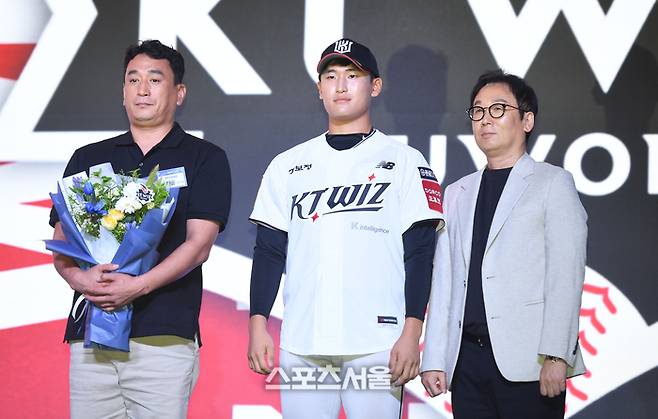 전주고 박지훈이 17일 서울 송파구 롯데호텔 월드에서 열린 2026 KBO 리그 신인드래프트에서 KT에 지명된 후 기념촬영을 하고 있다. 사진 | 최승섭 기자 thunder@sportsseoul.com