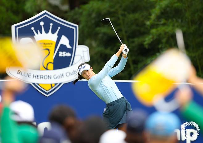 김민별이 28일 블루헤런GC에서 열린 KLPGA투어 시즌 마지막 메이저대회 하이트진로 챔피언십 최종라운드에서 티샷하고 있다. 사진 | KLPGA