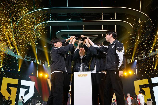 젠지 선수들이 21일(한국시간) 사우디아라비아 리야드에서 열린 2025 EWC 리그 오브 레전드(LoL) 부문 결승전 승리 후 트로피를 들어올리고 있다. 사진 | EWC