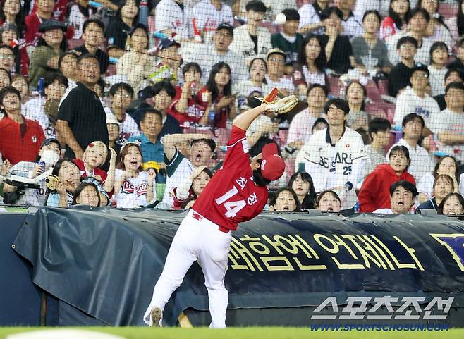 27일 서울 잠실구장에서 열린 SSG-두산전. 7회말 2사 1루 안재석의 파울플라이를 그물망 앞에서 잡아낸 3루수 최정. 잠실=정재근 기자 cjg@sportschosun.com/2025.9.27/