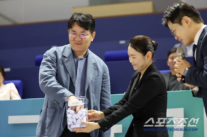 조원태 한진그룹 회장이 현장 럭키드로에서 행운권을 추첨하는 모습. 사진제공=대한탁구협회