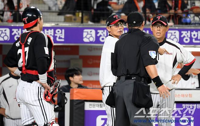 26일 대전 한화생명볼파크에서 열린 한화 이글스와 LG 트윈스의 경기. 7회말 1사 2,3루 런다운에 걸렸던 3루 주자 한화 노시환의 3피트라인 위반 여부를 LG 염경엽 감독이 어필하고 있다. 대전=박재만 기자 pjm@sportschosun.com/2025.09.26/