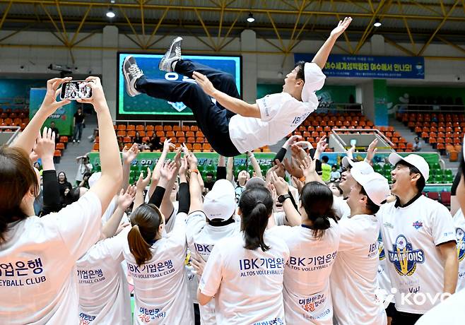 김호철 IBK기업은행 감독이 헹가래를 받고 있다. 사진제공=KOVO