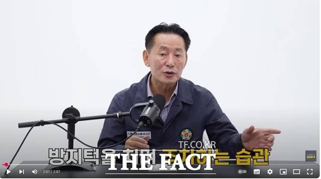 28일 업계에 따르면 자동차 수리 전문 유튜버는 복잡하고 어려운 자동차의 구조와 수리 과정을 누구나 이해하기 쉽게 설명하며 구독자들의 '자동차 주치의' 역할을 해내고 있다. '박병일의 명장본색' 채널을 운영하는 박병일 명장이 차 수리에 대해 설명하고 있다. /박병일의 명장본색 유튜브 캡처