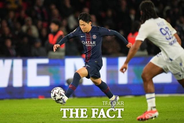 프랑스 프로축구 PSG에서 활약하고 있는 이강인(왼쪽)이 28일 AJ오세르와 2025~2026 리그1 6라운드 홈경기에서 선발 미드필더로 나서 드리블을 하고 있다./파리=AP.뉴시스