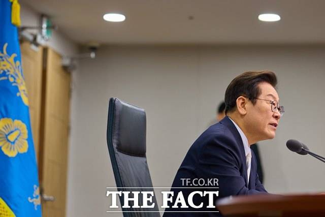 이재명 대통령은 28일 국가정보자원관리원(국정자원) 화재와 관련해 "즉각적으로 대응할 수 있는 이중 운영 체계가 없다는 게 놀랍다"고 지적했다. 이 대통령이 11일 오후 용산 대통령실에서 주재한 제10차 수석보좌관회의에서 발언하고 있다. /대통령실