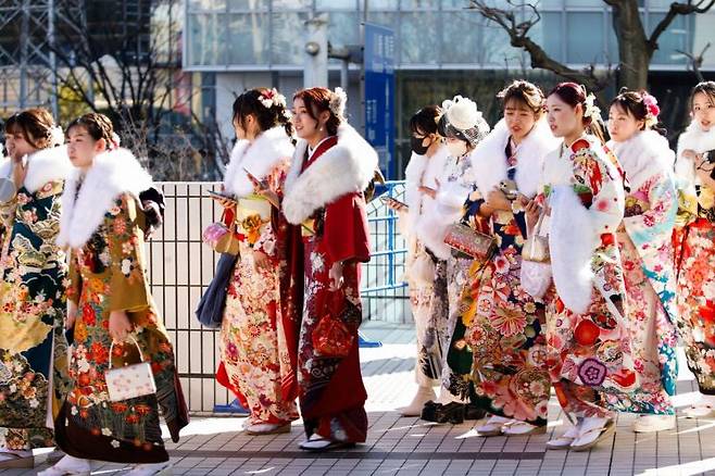 성인식에서 기모노 입은 日 여성들 연합뉴스