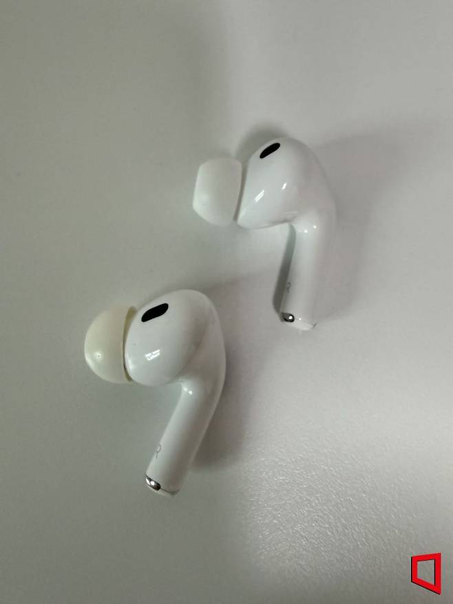 에어팟 프로3(위쪽)의 유닛과 에어팟 프로2(아래쪽)의 유닛. 이명환 기자