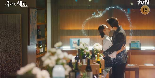 '폭군의 셰프' 최종화에서 이헌(이채민 분)은 제산대군(최귀화 분)의 반란으로 위기에 처한다. 제산대군은 연지영(임윤아 분)을 인질로 삼아 이헌을 협박하고, 이헌은 연지영을 구하려다 칼에 맞는다. 그 순간 벼락이 제산대군에게 떨어져 제산대군은 최후를 맞이한다. 죽어가던 이헌은 연지영의 '망운록' 일부를 손에 쥐고 현대로 오게 된다. 세월이 흘러 파리의 유명 셰프가 된 연지영 앞에 이헌이 나타나 재회하며, 두 사람의 사랑은 행복한 결말을 맞는다.