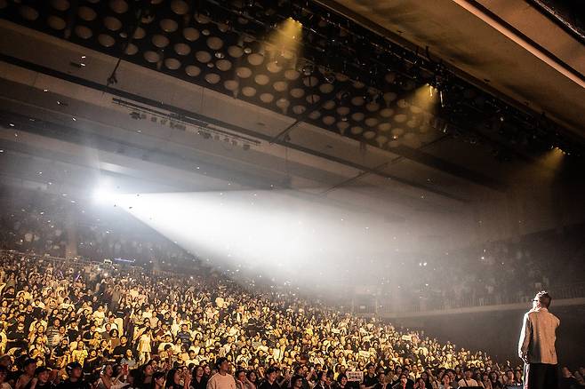 지난 27일 김건모가 공연을 하고 있는 모습. /아이스타미디어컴퍼니