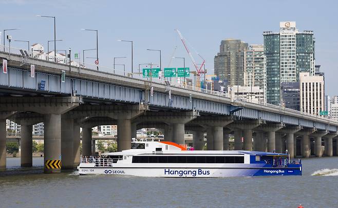 서울시 한강버스가 정식 운항을 시작한 지 닷새째인 지난 23일 서울 여의도 마포대교 인근에서 운항을 하고 있다. /뉴시스