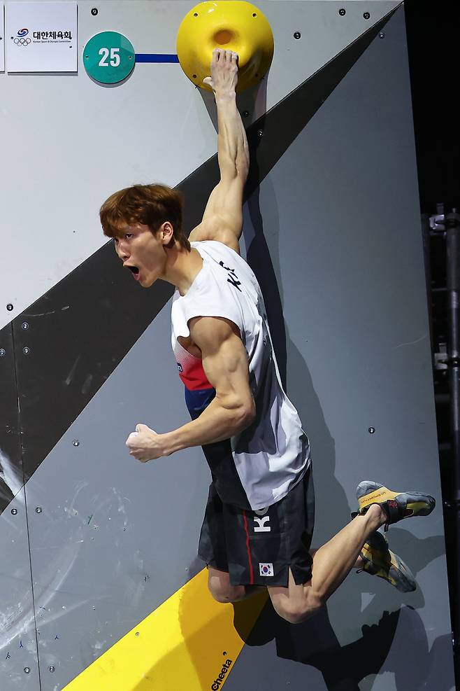 스포츠클라이밍 이도현이 28일 서울 송파구 올림픽체조경기장(KSPO DOME)에서 열린 2025 국제스포츠클라이밍연맹(IFSC) 서울 스포츠클라이밍 세계선수권대회 볼더 남자부 결승 경기에서 두번째 코스를 완등한 뒤 포효하고 있다./연합뉴스