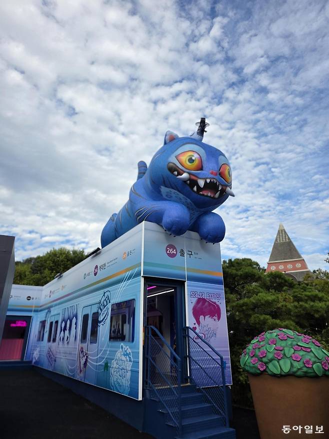 용인 에버랜드에 지난 26일 개장한 케이팝데몬헌터스 테마존.    전승훈 기자 raphy@donga.com