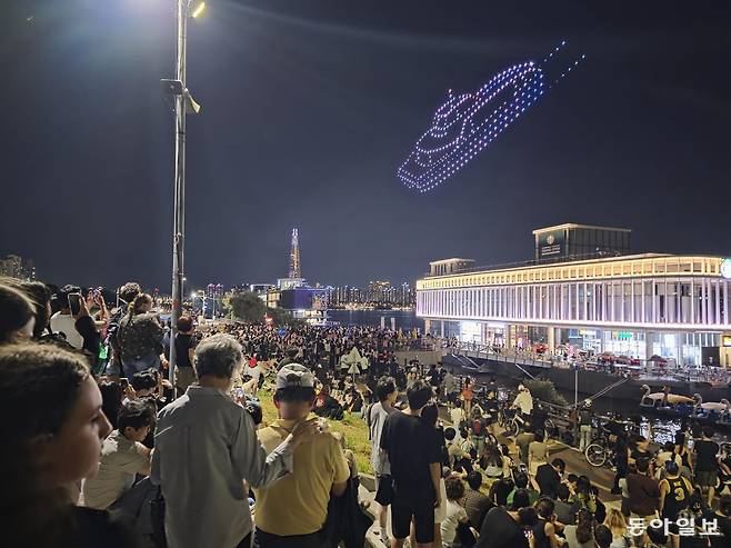 지난 14일 서울 광진구 뚝섬한강공원에서 열린 서울드론라이트쇼. 전승훈기자 raphy@donga.com