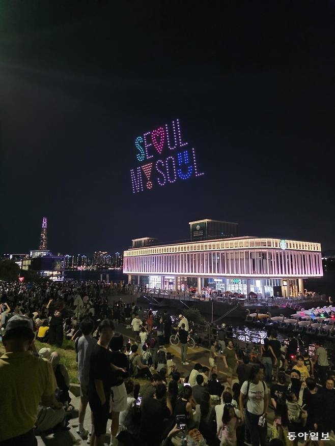 지난 14일 서울 광진구 뚝섬한강공원에서 열린 서울드론라이트쇼. 전승훈기자 raphy@donga.com