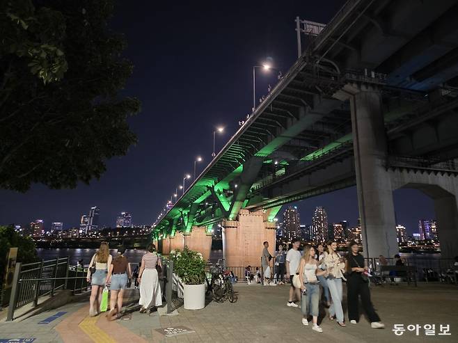 뚝섬한강공원 청담대교 앞에 외국인 관광객들. 전승훈 기자 raphy@donga.com