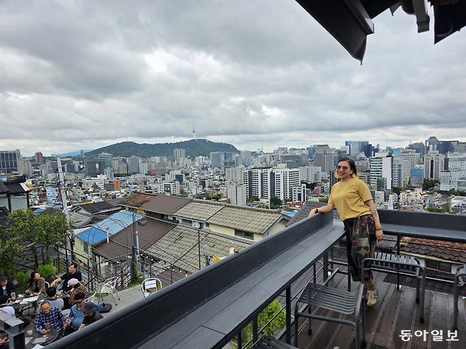 이화마을 카페에서 내려다본 서울의 풍경. 전승훈 기자 raphy@donga.com