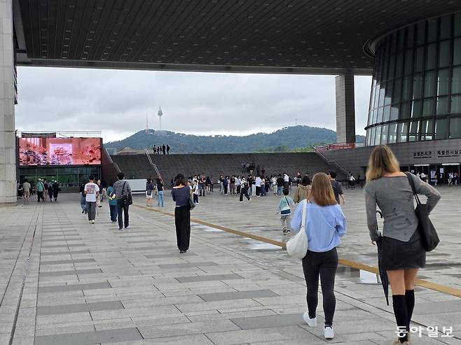 용산 국립중앙박물관을 찾는 외국인 관광객들.    전승훈 기자 raphy@donga.com